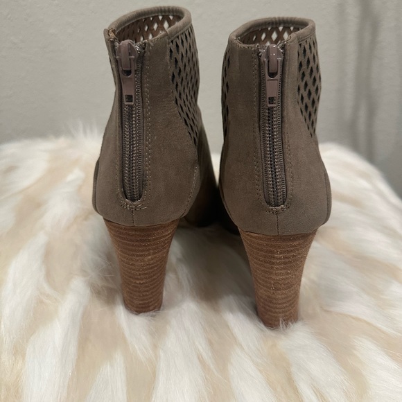 Report ankle booties, taupe size 7. - Picture 3 of 6